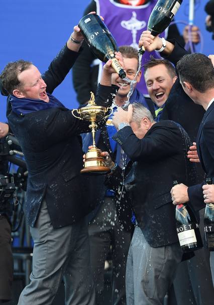 I festeggiamenti della squadra europea: il capitano Paul McGinley tiene in mano la coppa dopo la vittoria (Reuters)